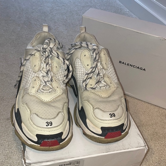- Triple S Balenciaga Shoes - Picture 7 of 9